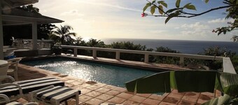カリブ海の息をtakingむような景色を望む人里離れた2ベッドルームヴィラ