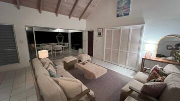 Televisión, videojuegos, reproductor de DVD y libros