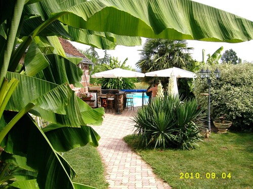 Country Cottage + Fabulous Views. PRIVATE Exclusive Pool.  WIFI.  Pets Welcome!