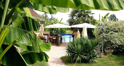 Country Cottage + Fabulous Views. PRIVATE Exclusive Pool. WIFI. Pets Welcome!