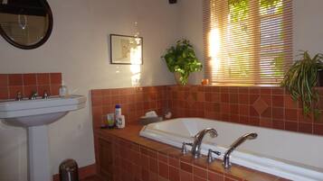 Ensemble douche/baignoire, sĂšche-cheveux, serviettes fournies, savon