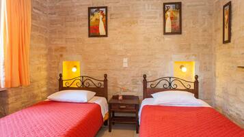 3 makuuhuonetta, tallelokero huoneessa, työpöytä, silitysrauta/-lauta