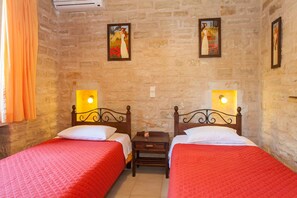 3 habitaciones, caja de seguridad en la habitación y escritorio 