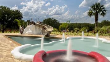 Alberca al aire libre y alberca climatizada