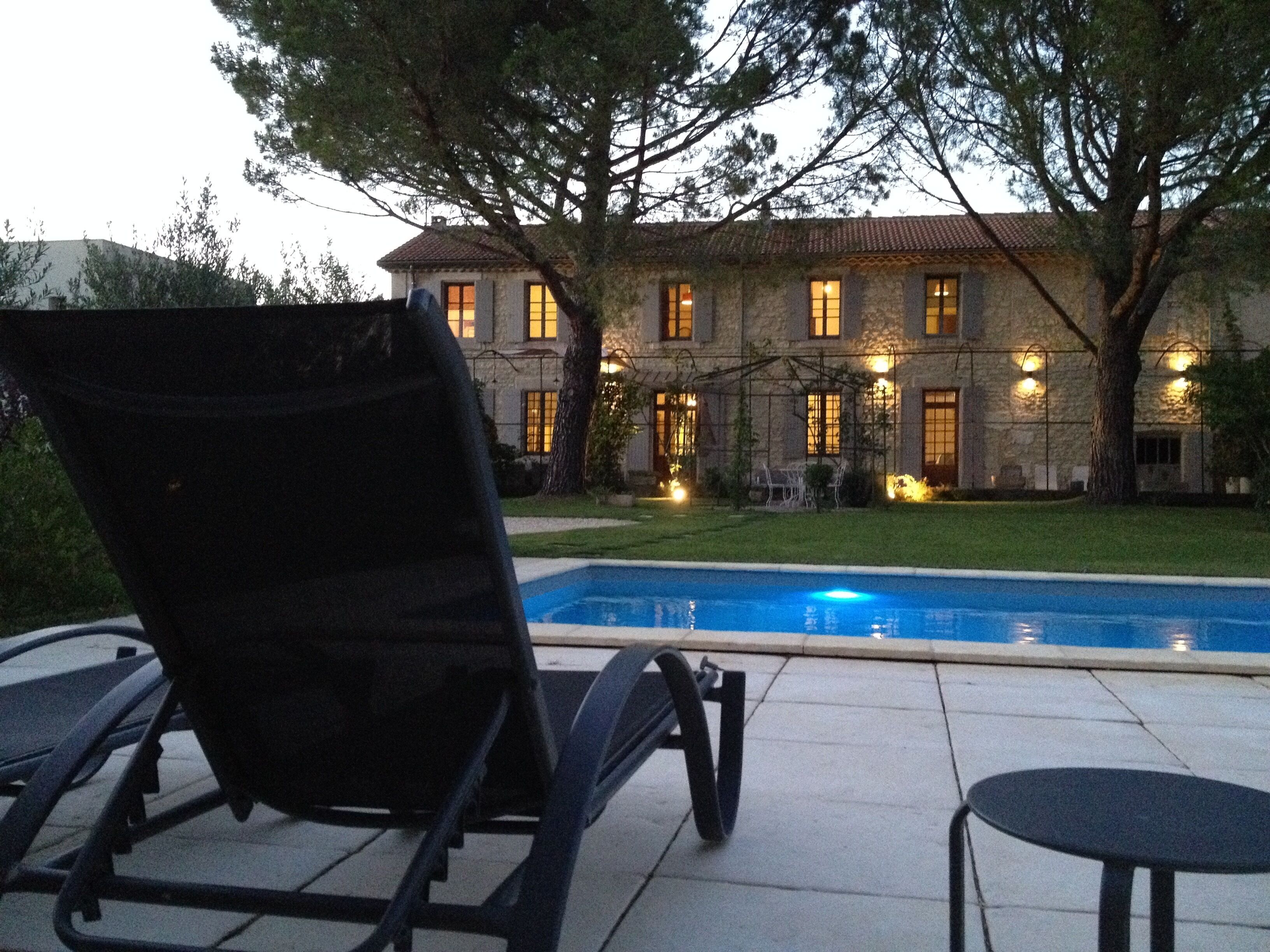 Una piscina al aire libre, una piscina climatizada