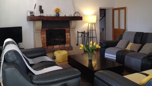 A living room with a fireplace, sofas, a coffee table, and a TV. - House with character (Montségur-Sur-Lauzon)