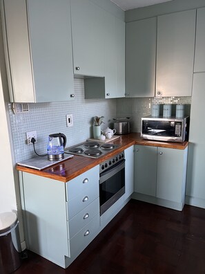 Jääkaappi, mikroaaltouuni, uuni, liesi