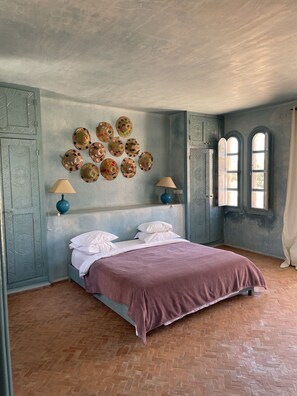 6 Schlafzimmer, Zimmersafe, Schreibtisch, Bügeleisen/Bügelbrett