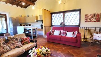 Smart TV, lettore DVD, tavolo da ping pong