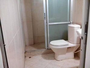 Dusche, Regendusche, kostenlose Toilettenartikel, Hausschuhe