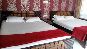 Phòng 4 Deluxe | 1 phòng ngủ, bộ đồ giường cao cấp, bàn, bộ trải giường