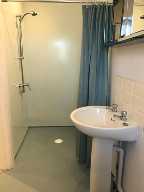 Douche, sèche-cheveux, serviettes fournies, papier toilette