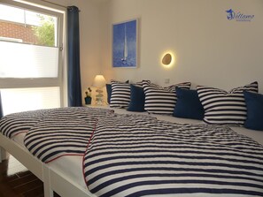 3 makuuhuonetta, tallelokero huoneessa, äänieristys, vauvan matkasänky