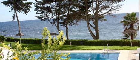 Una piscina al aire libre