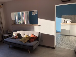 Fernseher, DVD-Player, Bücher, Videothek