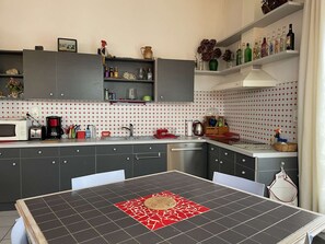 Køleskab, mikrobølgeovn, ovn, kogeplade