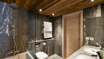 Chalet Deluks, 1 Tempat Tidur Queen, Bebas Asap Rokok, pemandangan gunung | Shower kamar mandi