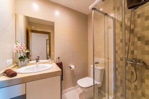 Een douche, een haardroger, handdoeken