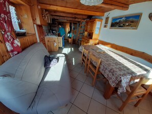 Fernseher, DVD-Player, Bücher, Musikbibliothek