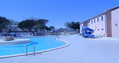 House by the water, large garden WIFI and pool Le Barcarès
