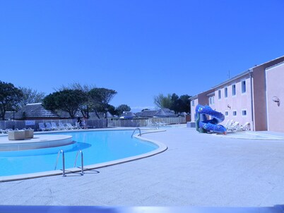 House by the water, large garden WIFI and pool Le Barcarès