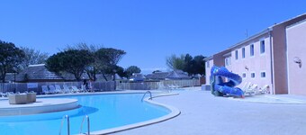 House by the water, large garden WIFI and pool Le Barcarès
