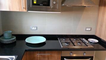 Microwave, dishwasher, coffee/tea maker, cookware/dishes/utensils