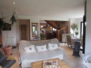 Télévision, lecteur de DVD, livres, chaîne hi-fi