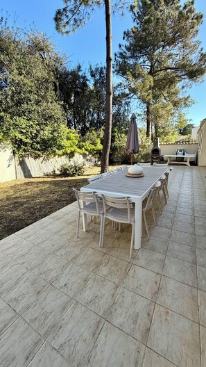 Outdoor dining - Le Nid des Nôtres - a cocoon of softness between sea and forest 🌊☀️ (La Faute-Sur-Mer)