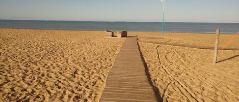 Plage à proximité, chaises longues