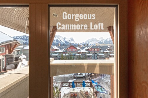 Canmore Penthouse Loft / Round  Heated Outdoor Pool