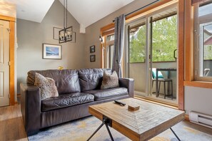 Smart-TV, Kamin, Netflix, Tischtennisplatte