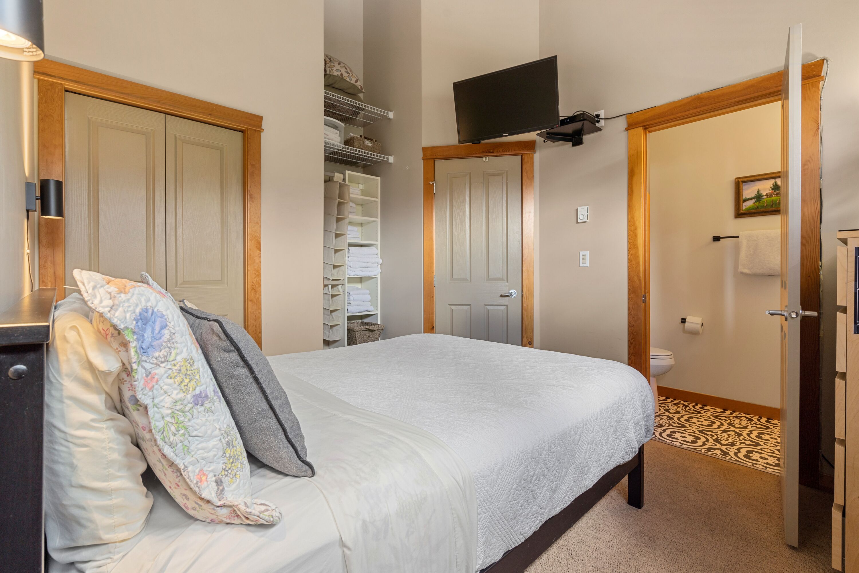 1 habitación, tabla de planchar con plancha y cuna de viaje 