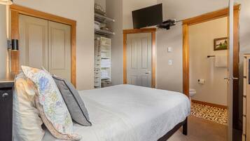 1 bedroom, iron/ironing board, travel crib, free WiFi