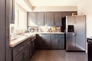 Een koelkast, een magnetron, een oven, een kookplaat