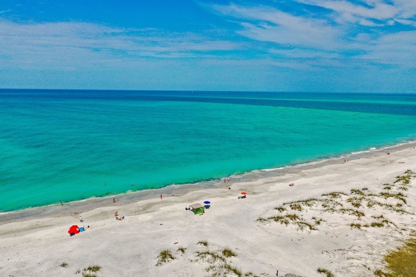Vlak bij het strand, ligstoelen, strandlakens