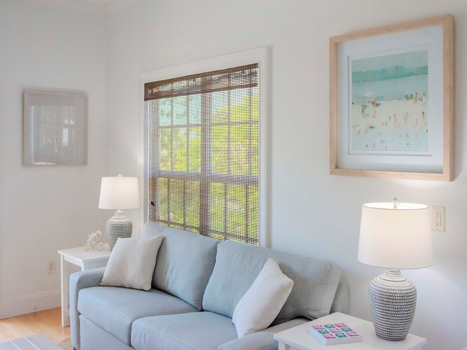 Téléviseur connecté, table de ping-pong, livres