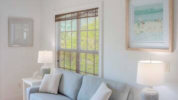 Téléviseur connecté, table de ping-pong, livres