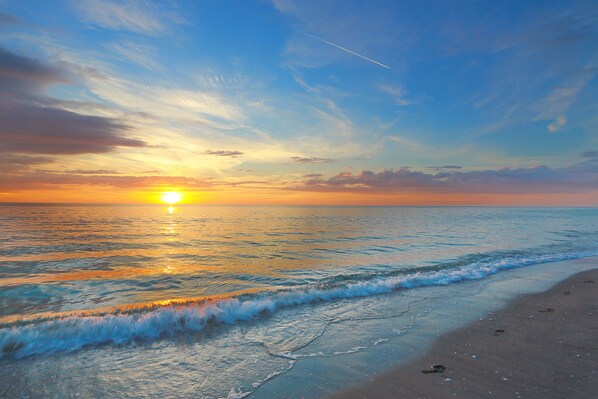 Beach nearby, sun-loungers, beach towels