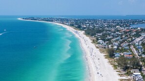 Beach nearby, sun-loungers, beach towels