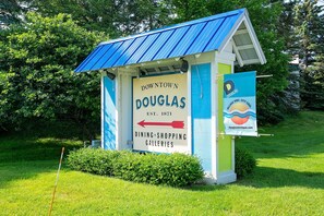 Property grounds - 3 Adorable Old Fashioned Cottages In A Great Location ~ 3 Cottages At One Price! (Douglas)