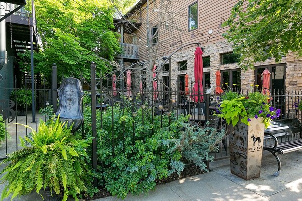 Property grounds - 3 Adorable Old Fashioned Cottages In A Great Location ~ 3 Cottages At One Price! (Douglas)