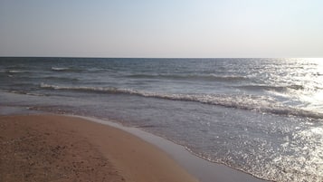 Ligstoelen aan het strand, strandlakens