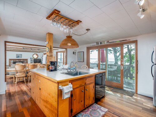 Private Beach. Big Beach house. Kayaks. SUP boards.