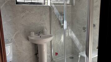 شاليه - ٣ غرف نوم (Chalet G) | حمام | مناشف