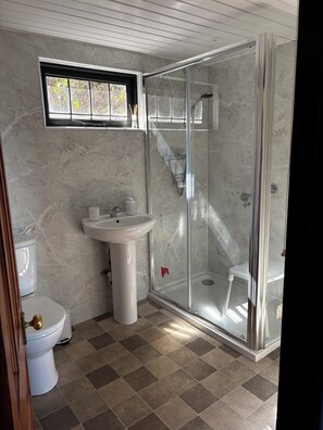 シャレー 3 ベッドルーム (Chalet G) | バスルーム | タオル