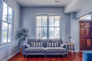 Televisión y oficina 