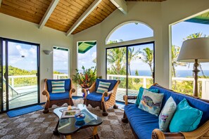 Smart TV, DVD player, books - ★Jump Start The Road to Hana at Ocean Lookout! Private Hot Tub+Pool Access + AC (Haiku)