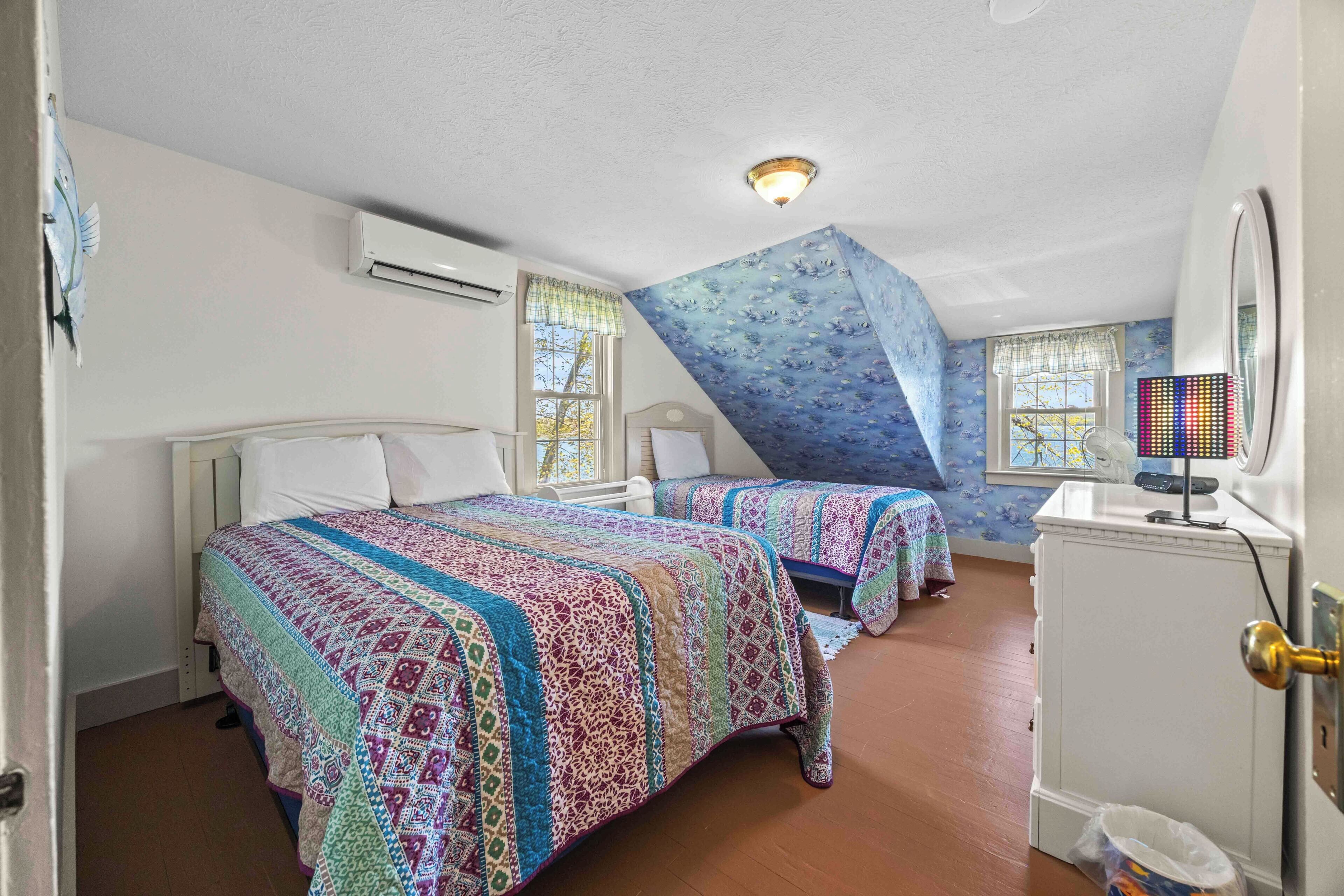 3 bedrooms, iron/ironing board, internet, bed sheets