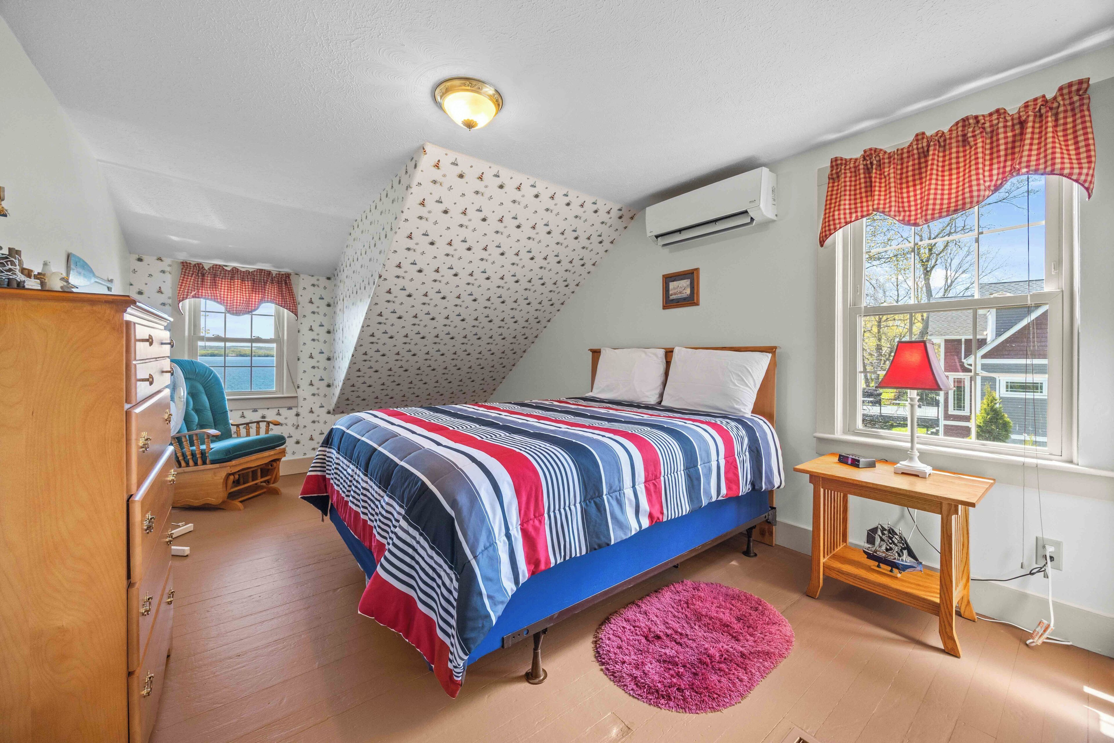 3 bedrooms, iron/ironing board, internet, bed sheets